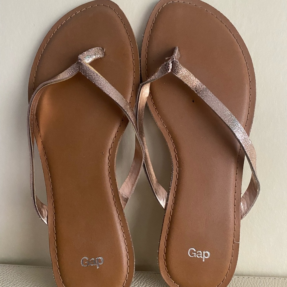 Gap rose gold flip flops size 8